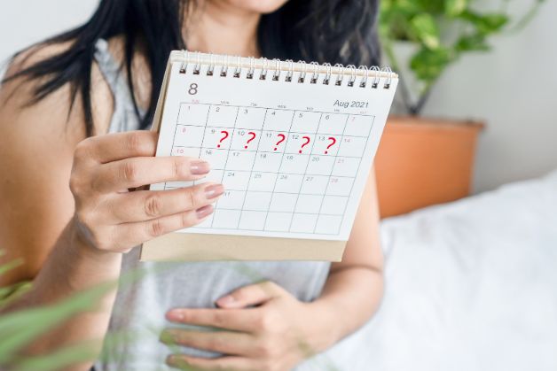 Nguyên nhân chậm kinh 1 tháng là hiện tượng rất nhiều chị em lo lắng và băn khoăn