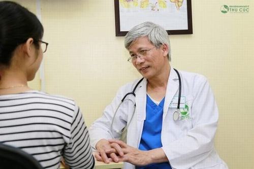 Nếu thấy thường xuyên bị đau đầu, bạn nên đến bác sĩ chuyên khoa khám sớm, tránh rủi ro nghiêm trọng.