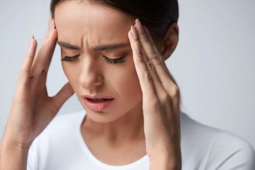 Tình trạng thường xuyên bị đau đầu xảy ra với khá nhiều người, làm giảm sút nghiêm trọng chất lượng cuộc sống. 
