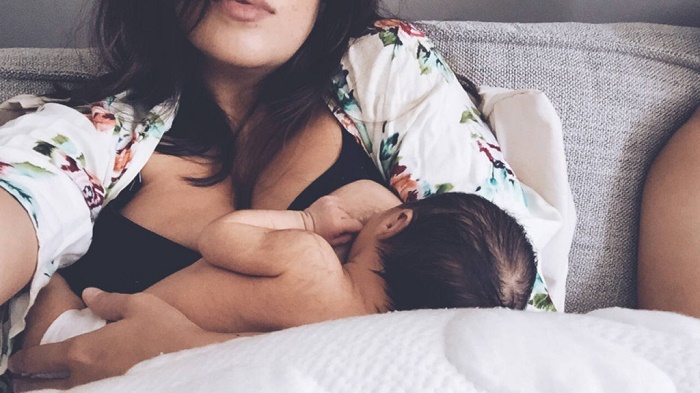 Áo ngực sau sinh tiện lợi khi cho bé bú