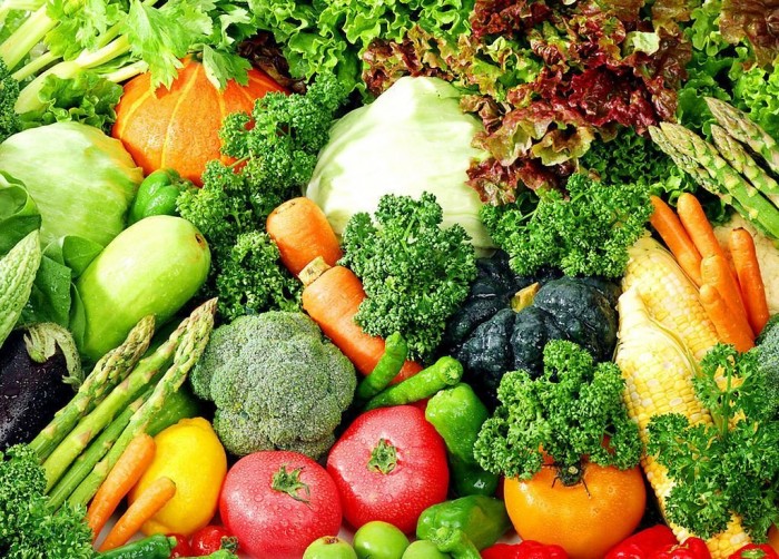 Rau quả tươi cũng là những món ăn không thể thiếu giúp chị em phục hồi sức khỏe.