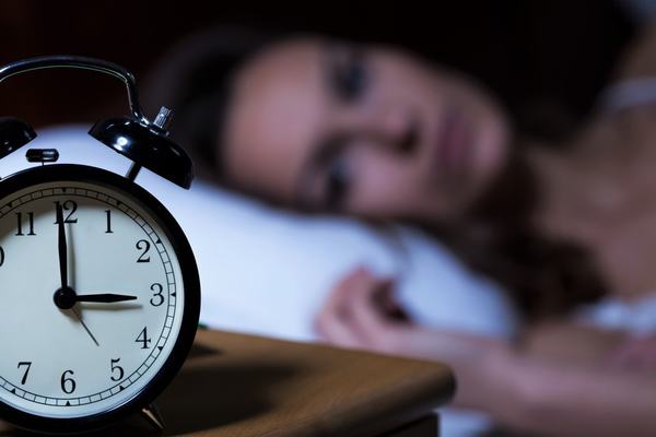 Thói quen thức khuya hoặc ngủ quá nhiều cũng làm tăng nguy cơ mắc ung thư vú ở chị em