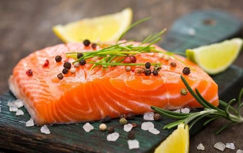 Omega-3 có trong cá hồi có khả năng ngăn ngừa sự xuất hiện và phát triển của tế bào ung thư vú, đại trực tràng...