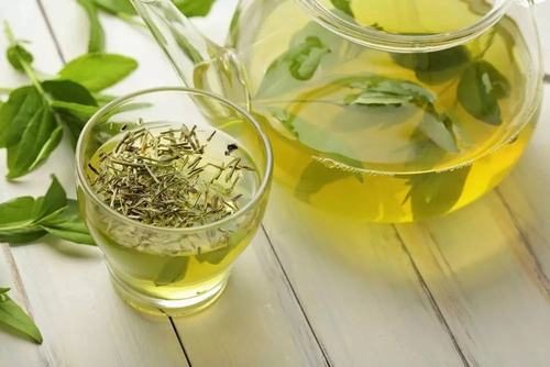 Một loại đồ uống có lợi cho cơ thể là trà xanh.