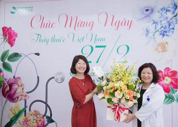 Chị Lê Thị Thúy Mai - Giám đốc Marketing tặng hoa chúc mừng lãnh đạo bệnh viện