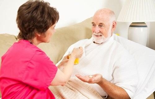 Người bệnh cần được chăm sóc chu đáo trong quá trình điều trị bệnh để cải thiện sớm sức khỏe