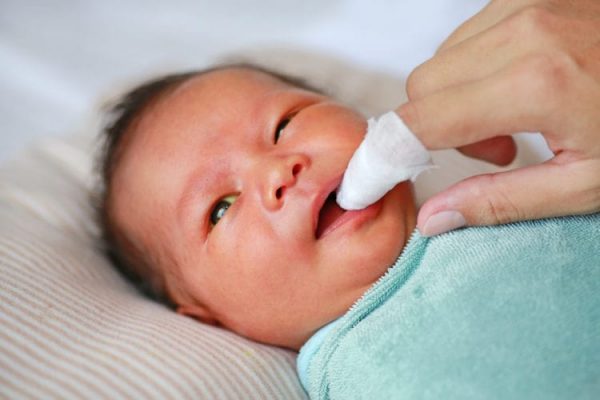 Cách rơ lưỡi cho trẻ sơ sinh hiệu quả nhất  tci hospital