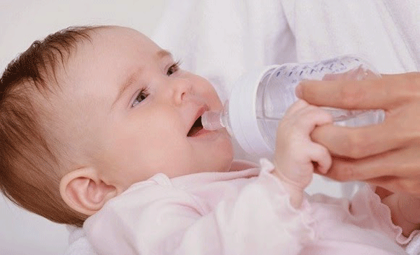 Trẻ sơ sinh có cần uống nước không là mối quan tâm của rất nhiều ba mẹ