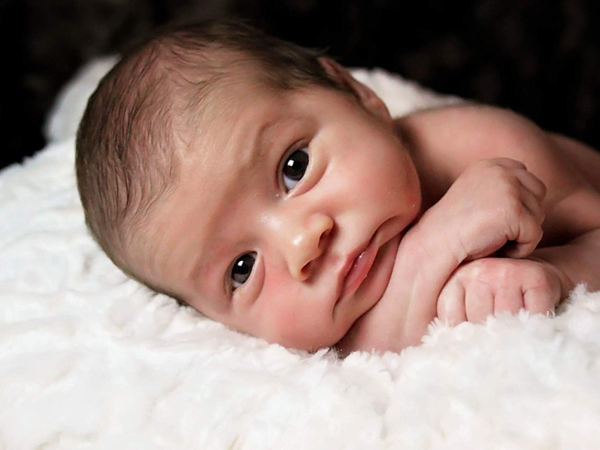 Thông thường trong tuần đầu tiên sau khi sinh, bé giảm khoảng 5 - 10% cân nặng so với khi mới sinh ra