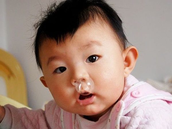trẻ bị viêm tai mũi họng thường có các biểu hiện dễ nhận biết như sổ mũi, nghẹt mũi, ho, sốt, quấy khóc