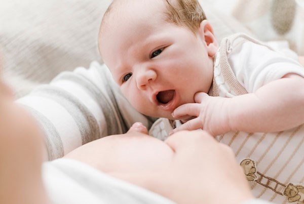 Khi cơ thể mệt mỏi trẻ thường bú ít hơn so với bình thường