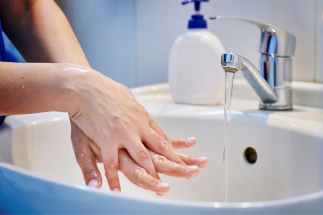 Ứng phó khi trẻ sơ sinh đi ngoài có bọt