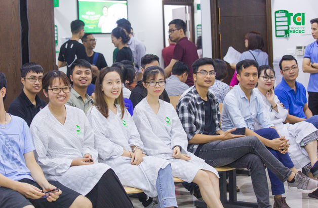 Người bệnh mặc áo chuyên dụng để tiến hành siêu âm, chụp X quang, CT...