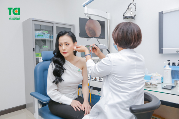 Phương Oanh đang thực hiện quá trình nội soi tai mũi họng tại phòng khám Thu Cúc.