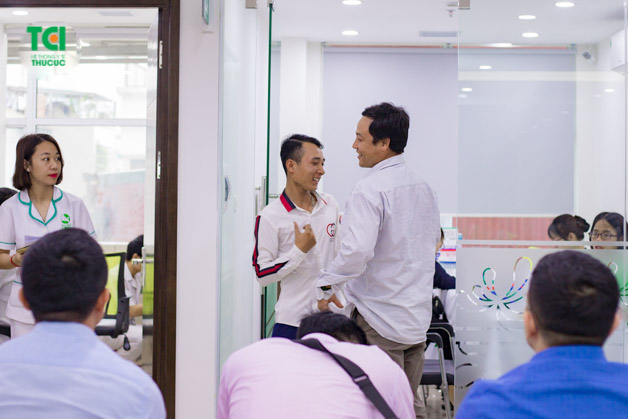 Trong lúc chờ đợi, mọi người vui vẻ ngồi nói chuyện với nhau