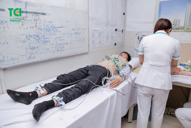 Bệnh nhân được bác sĩ tận tình chăm sóc trong buổi khám sức khỏe ngoại viện