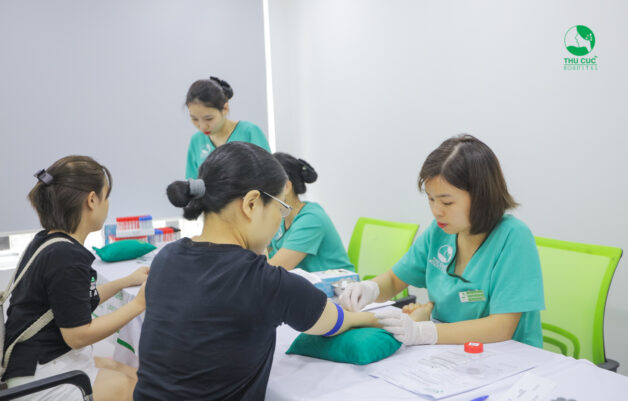 Bác sĩ bệnh viện Thu Cúc lấy máu xét nghiệm