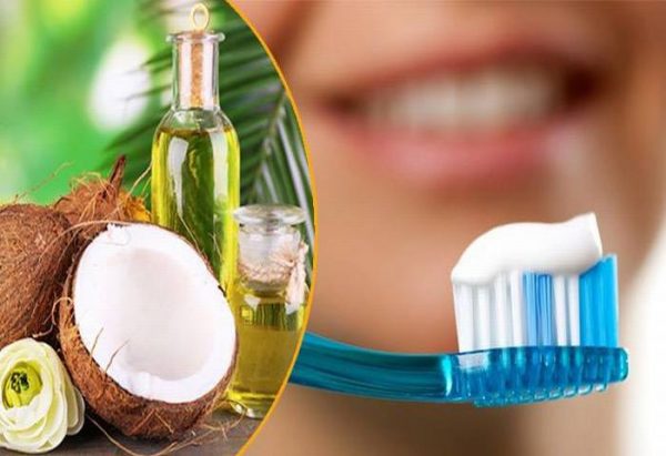 đánh răng với dầu dừa