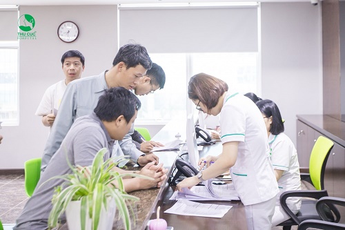 Cán bộ nhân viên công ty Vinata tập trung làm hồ sơ khám bệnh tại Bệnh viện Thu Cúc