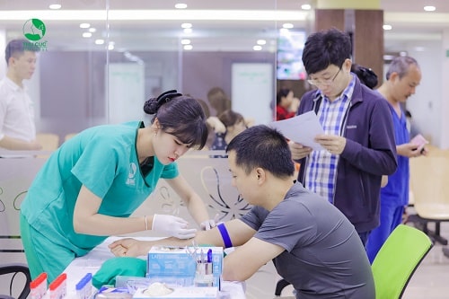 Lấy máu là bước xét nghiệm đầu tiên khi khám sức khỏe