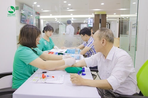 Bác sĩ tại Bệnh viện ĐKQT Thu Cúc lấy máu rất nhẹ nhàng