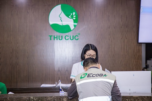 Nhân viên lao động Ecoba được nhân viên lễ tân hướng dẫn điền thông tin vào hồ sơ khám bệnh