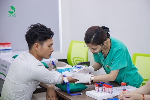 Điều dưỡng Bệnh viện ĐKQT Thu Cúc nhẹ nhàng lấy máu xét nghiệm cho người bệnh