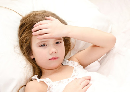 Sốt virus ở trẻ em hay còn gọi là sốt siêu vi, là trường hợp trẻ bị sốt do nhiễm các loại siêu vi trùng (virus) khác nhau, bệnh diễn biến nhanh chóng và có thể dẫn đến tử vong nếu ba mẹ không sớm phát hiện và cho trẻ đi thăm khám kịp thời.