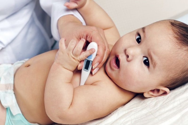 Sốt virus có các biểu hiện như sốt cao, mệt mỏi, đau nhức, viêm đường hô hấp, rối loạn tiêu hóa, nôn, phát ban,... 