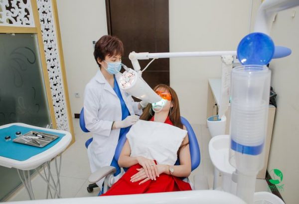 Người bệnh đang trong quá trình Tẩy trắng răng tại Bệnh viện Thu Cúc