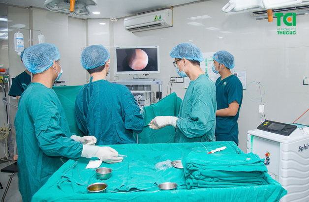 - Trước tiên, bệnh nhân được gây tê tủy sống hoặc gây mê, người bệnh nằm ở tư thế phụ khoa.