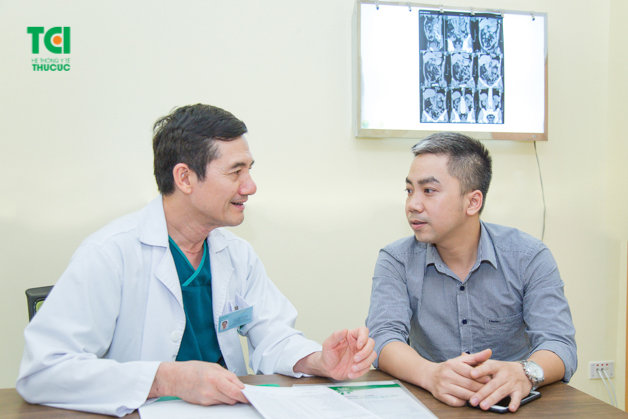 Bs. Phạm Huy Huyên - Trưởng khoa Ngoại – Phó Giám đốc phụ trách khối Ngoại Bệnh viện Đa khoa Quốc tế Thu Cúc tư vấn cho bệnh nhân về phương pháp tán sỏi ngoài cơ thể.