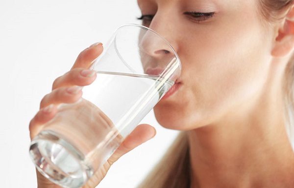 Thói quen ít uống nước là nguyên nhân đầu tiên gây nên bệnh sỏi thận.