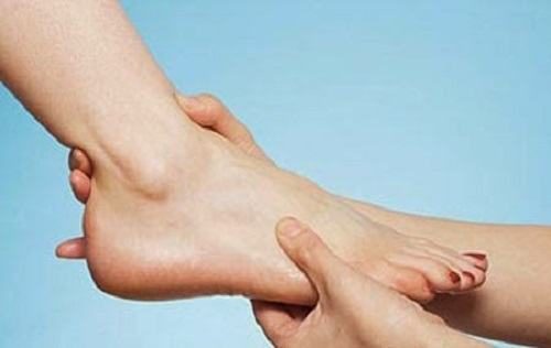 Tình trạng bong gân giãn dây chằng cổ chân là dấu hiệu tổn thương do các chấn thương của các dây chằng Triệu chứng giãn dây chằng cổ chân dễ phát hiện