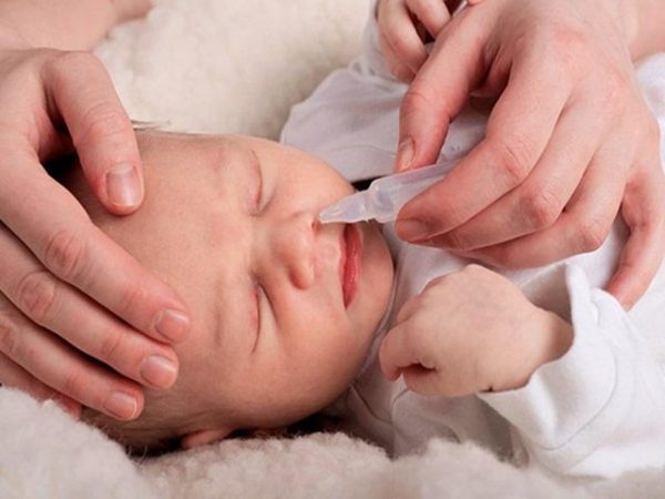 điều trị trẻ bị dịch nhầy mũi đặc và khô bằng nước nhỏ mũi cần đặc biệt chú ý 