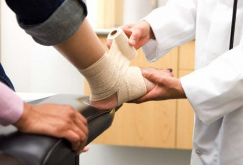 Băng bó, băng thun sẽ giúp cố định và hỗ trợ mắt cá chân bị chấn thương Cách chữa giãn dây chằng mắt cá chân