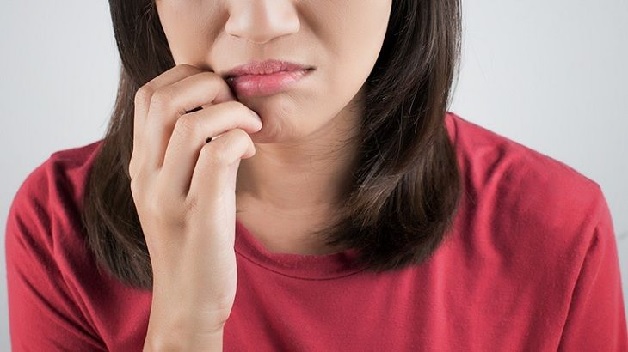 Herpes môi tạo ra các vết loét ở môi, miệng giống mụn nước và thường mọc thành chùm
