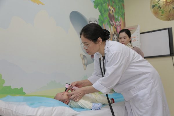 Chăm sóc trẻ sơ sinh bị sốt