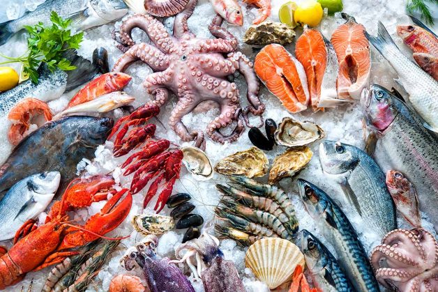 mẹ ăn các những loại thực phẩm, thức ăn “lạ bụng” đặc biệt là các đồ tanh như hải sản (tôm, cua, cá, mực,…) trẻ cũng có thể bị đi ngoài và phân có chất nhầy.