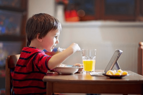 trẻ rất dễ bị viêm dạ dày do vừa ăn vừa xem tivi hoặc nghịch điện thoại