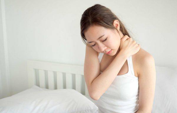 Đau cổ do ngủ sai tư thế, gối đầu quá cao… gây đau cổ (ảnh minh họa)