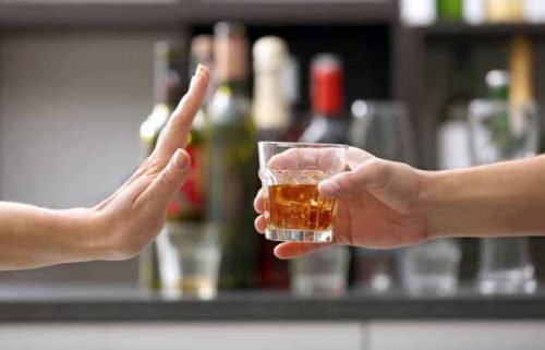 Chất men trong bia rượu làm cho máu bị loãng, tăng nguy cơ chảy máu trong, không tốt cho người sau mổ