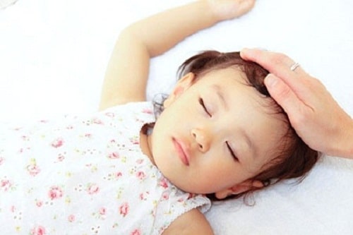 Trẻ bị sốt và nổi mẩn trên người có thể đang gặp phải một số bệnh mà ba mẹ không biết.