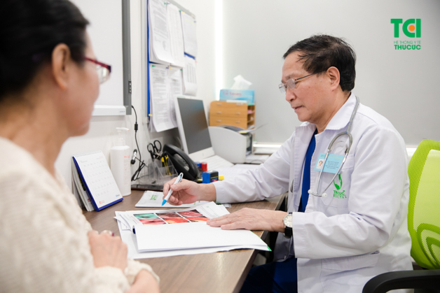 Đi khám để biết chính xác cảm giác buồn nôn ở cổ họng là do nguyên nhân nào từ đó để có biện pháp điều trị phù hợp (ảnh minh họa)