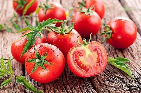 Bổ sung thực phẩm tốt cho khớp gối như cà chua, các loại trái cây