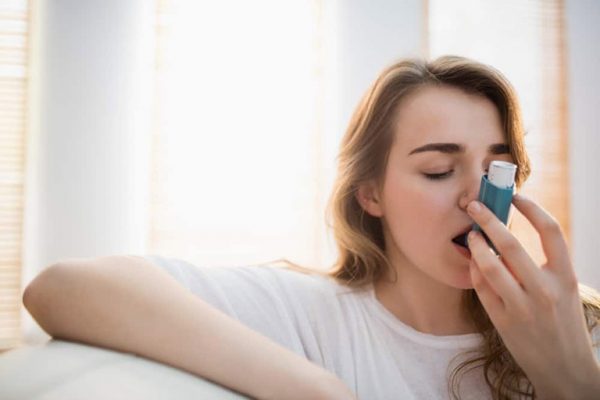 Khi cơn hen bùng phát bạn có thể gặp phải tình trạng khó thở, nghẹn ở cổ họng, thở khò khè… (ảnh minh họa)
