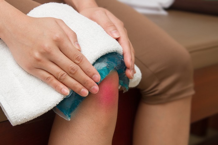 Để giảm đau, nên lấy khăn lạnh hoặc gói đá vào khăn và chườm trong 20 phút