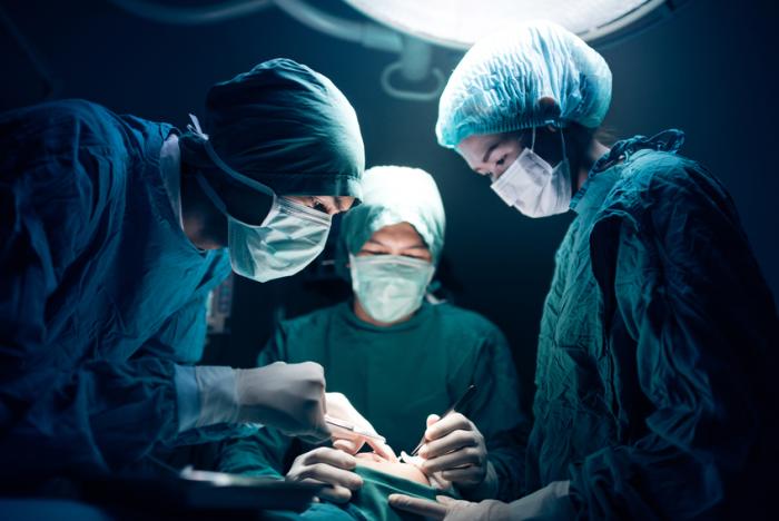 Phẫu thuật thường được chỉ định trong các trường hợp gãy xương đùi