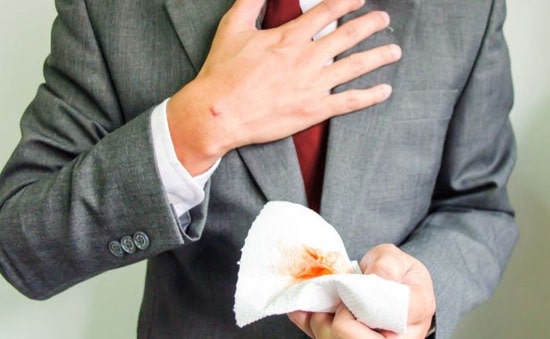 ho ra máu có thể là dấu hiệu của bệnh phổi