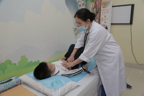 Cách xử trí khi trẻ bị đi ngoài ra máu